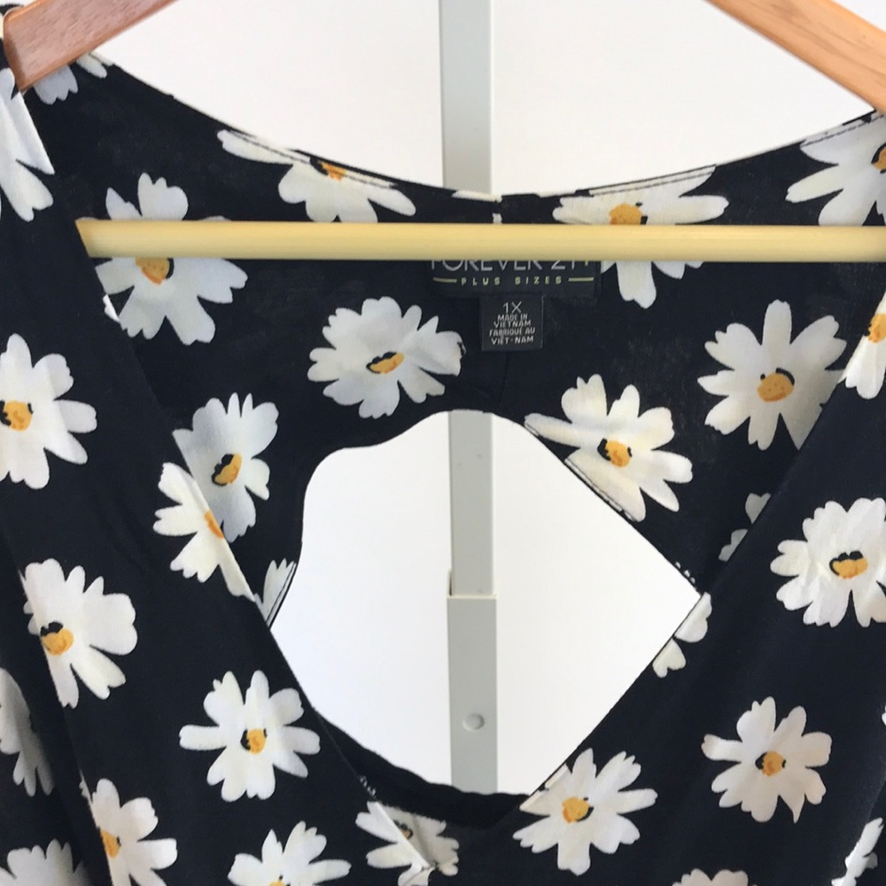 Cut out summer dress. - Picture 5 of 6